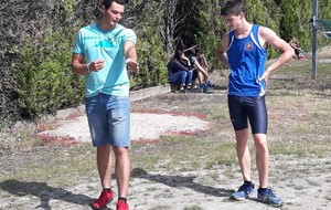 Derniers conseils du coach avant le lancer du poids.